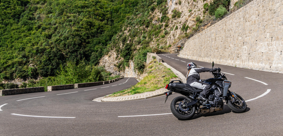 2025-yamaha-mt09atr-eu-midnight_black-action-008-03