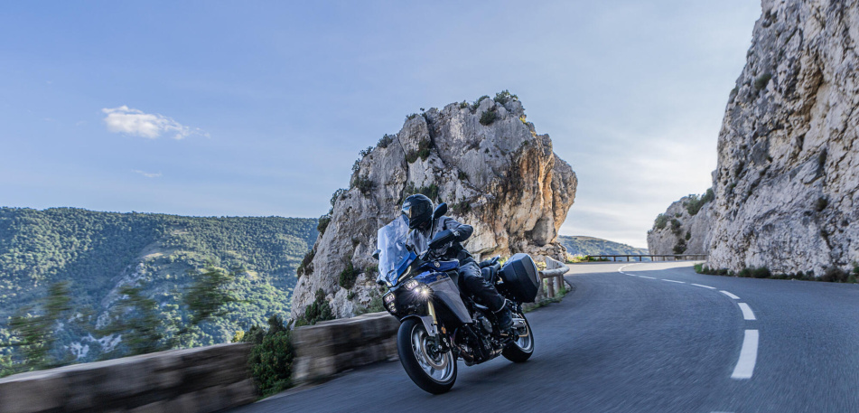 2025-yamaha-mt09atrdxcs-eu-cobalt_blue-action-007-03