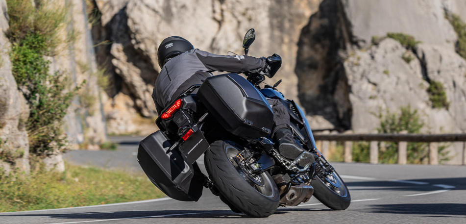 2025-yamaha-mt09atrdxcs-eu-cobalt_blue-action-008-03