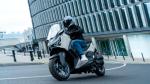 2026-yamaha-xmax125asph-eu-ceramic_grey-action-001-03